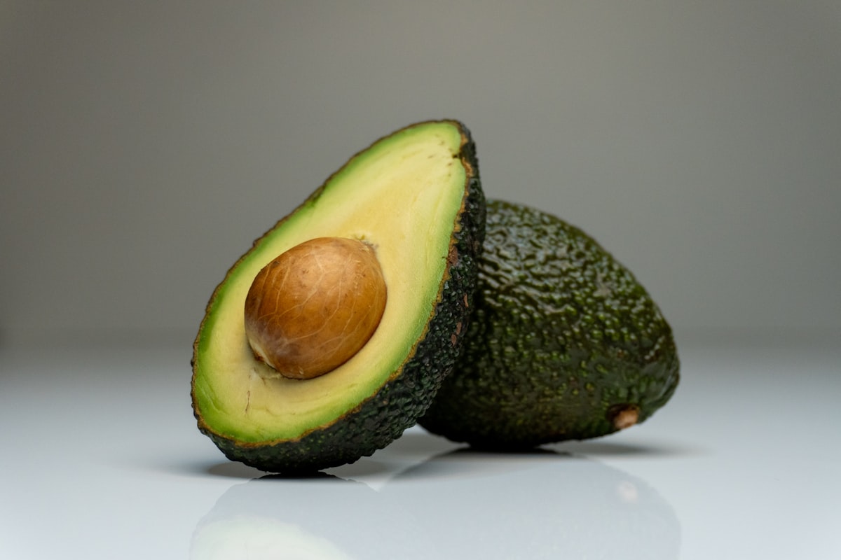 Avocado fresco tagliato a metà